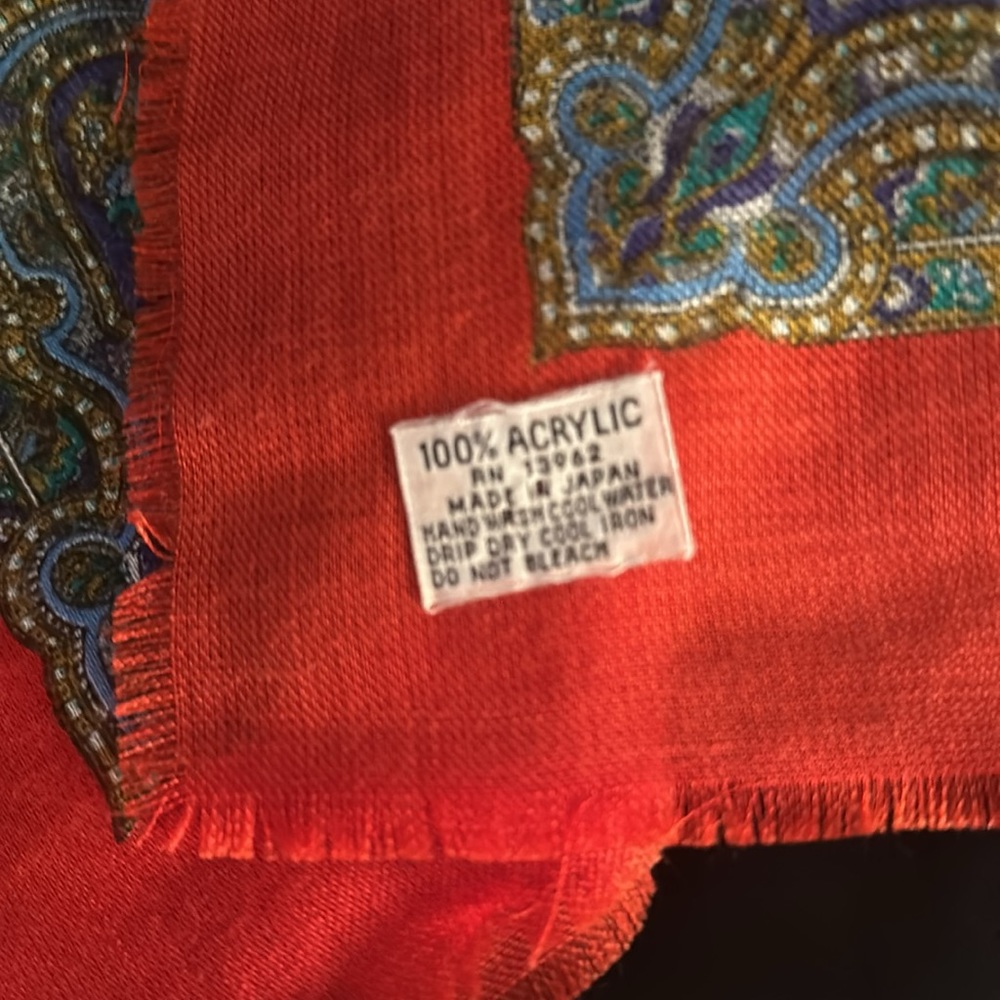 Red square scarf - Picture 2 of 3